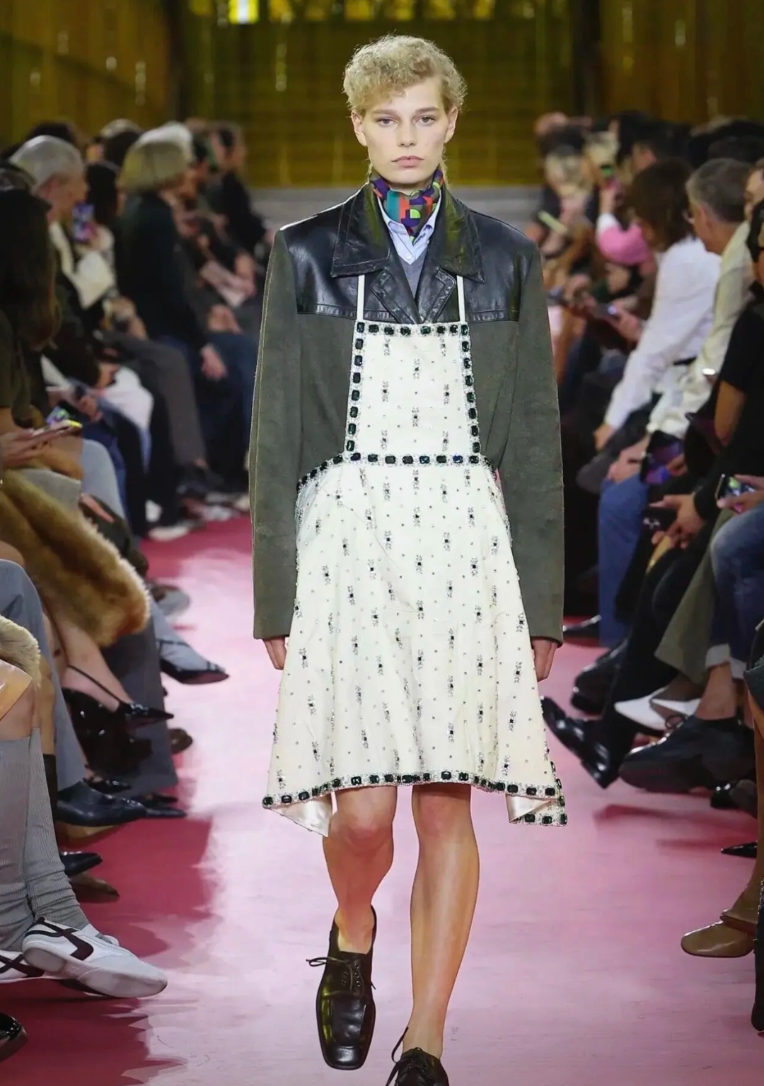 一条镶钻围裙卖152000元!有人直呼看不懂,也有人称"打破常规很独特" 一条镶钻围裙卖152000元!有人直呼看不懂,也有人称"打破常规很独特"