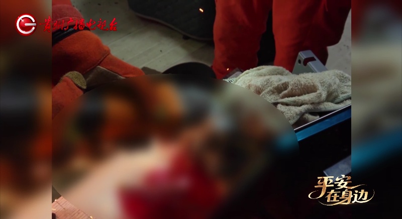 年关将至要小心!只因一个错误操作,女子手指被狠狠“咬住” 年关将至要小心!只因一个错误操作,女子手指被狠狠“咬住”