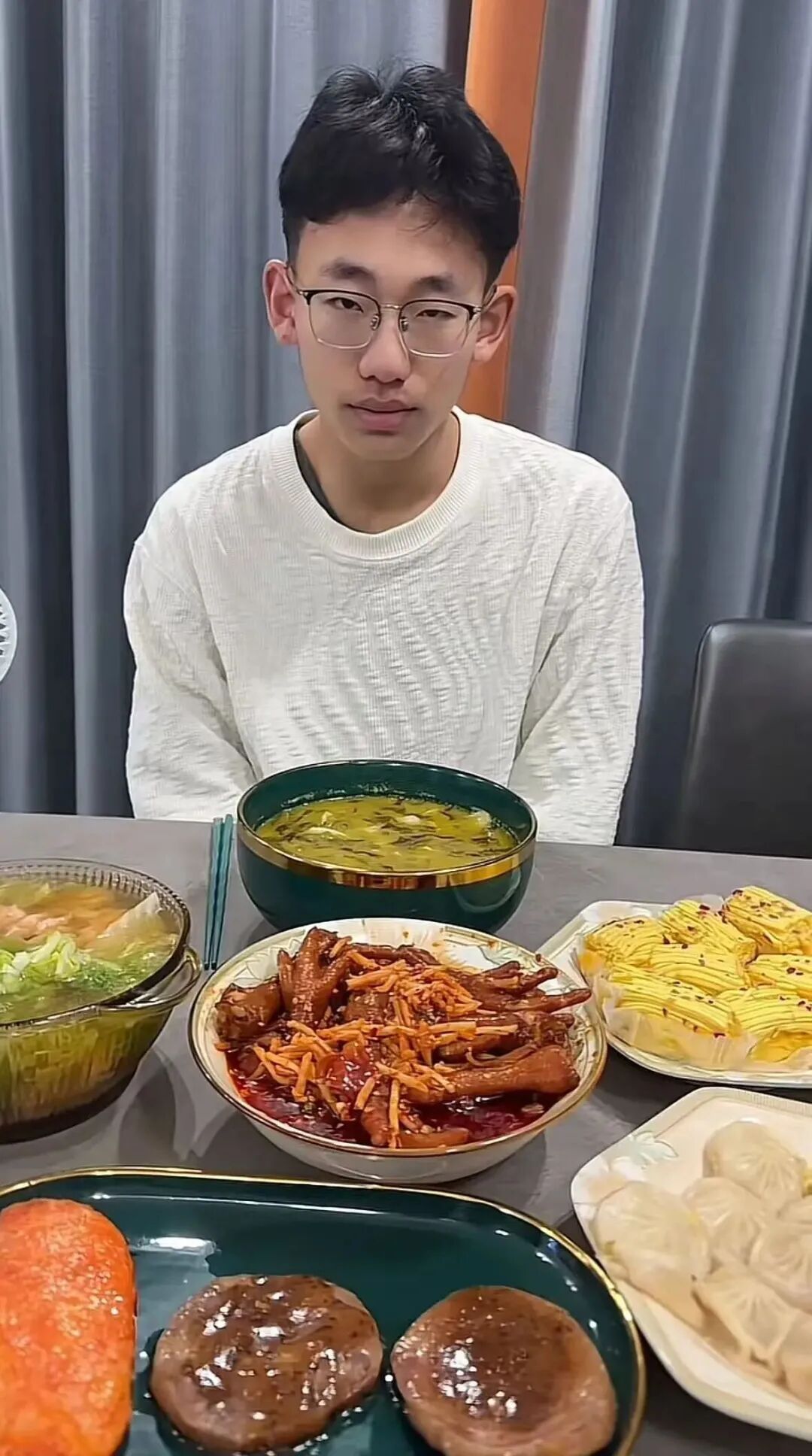 妈妈的“雷霆早餐”火爆全网:烤肉、火锅、糖葫芦配酸菜鱼……高中生儿子爆笑回应 妈妈的“雷霆早餐”火爆全网:烤肉、火锅、糖葫芦配酸菜鱼……高中生儿子爆笑回应