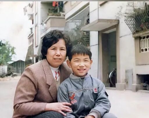 泪目!广东一男子在ICU为临终母亲举办小提琴演奏会,感动全网 泪目!广东一男子在ICU为临终母亲举办小提琴演奏会,感动全网