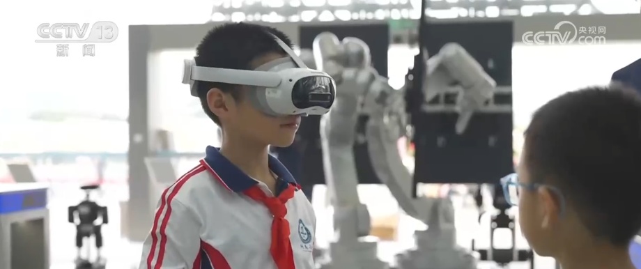 开年聚“智”互促双强 低空经济、智能网联、具身智能新技术齐聚“科技秀场”