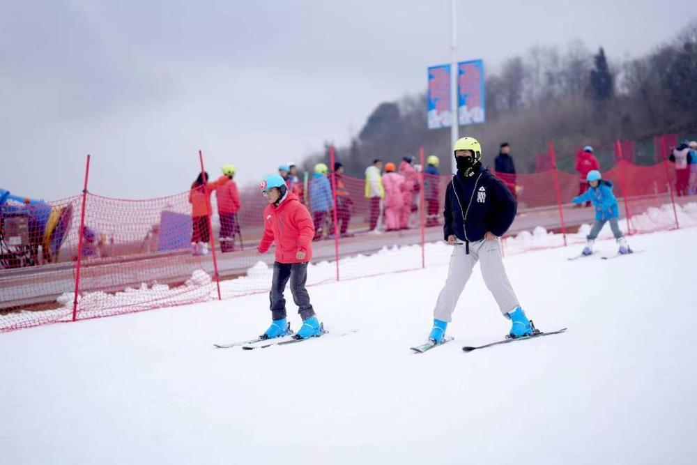 追光丨新年伊始，南方人把雪滑出了火锅味