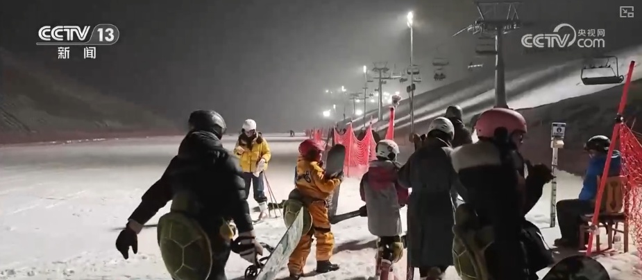 “滑雪+”激活复合式需求释放消费潜力 创新场景“错峰夜滑”“南国雪乡”圈粉留人 “滑雪+”激活复合式需求释放消费潜力 创新场景“错峰夜滑”“南国雪乡”圈粉留人