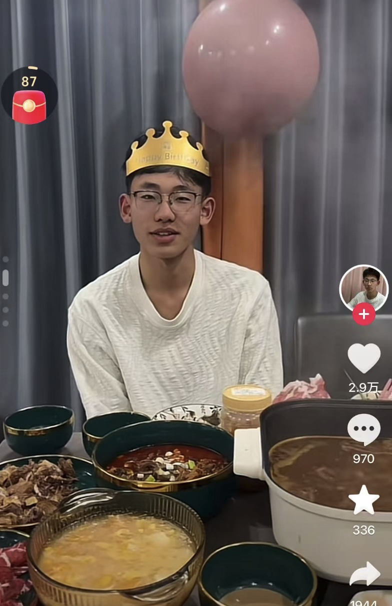 妈妈的“雷霆早餐”火爆全网:烤肉、火锅、糖葫芦配酸菜鱼……高中生儿子爆笑回应 妈妈的“雷霆早餐”火爆全网:烤肉、火锅、糖葫芦配酸菜鱼……高中生儿子爆笑回应