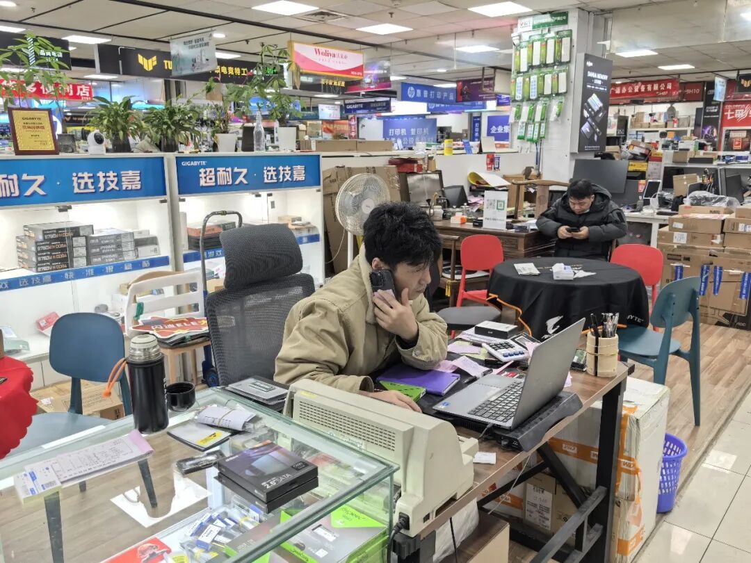 “1盒内存条,抵得上一套房!”杭州不少商户:半天一个价,卖也不是,不卖也不是 “1盒内存条,抵得上一套房!”杭州不少商户:半天一个价,卖也不是,不卖也不是