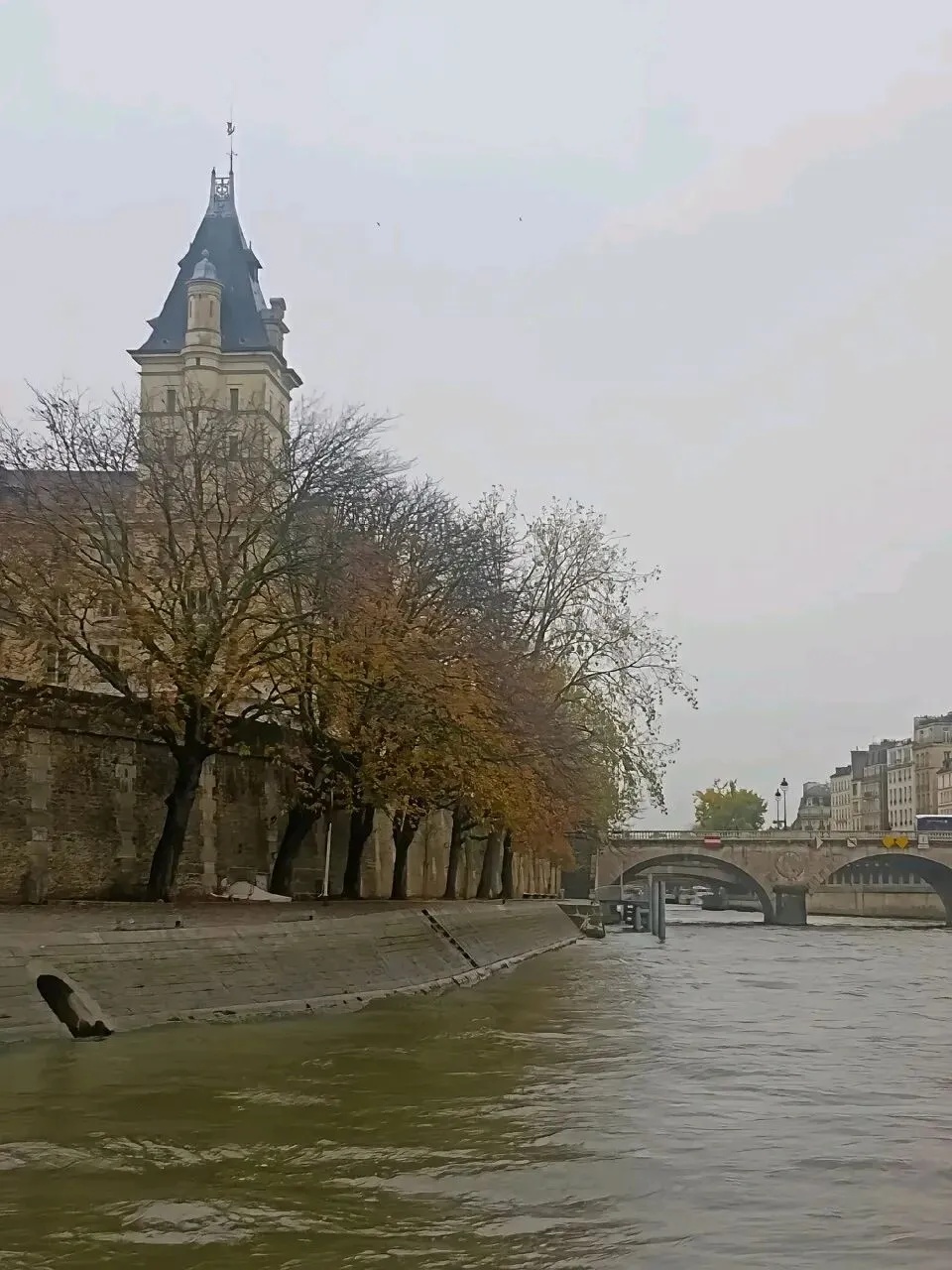 “大爷拍的素颜巴黎”火上热搜!本人回应来了 “大爷拍的素颜巴黎”火上热搜!本人回应来了