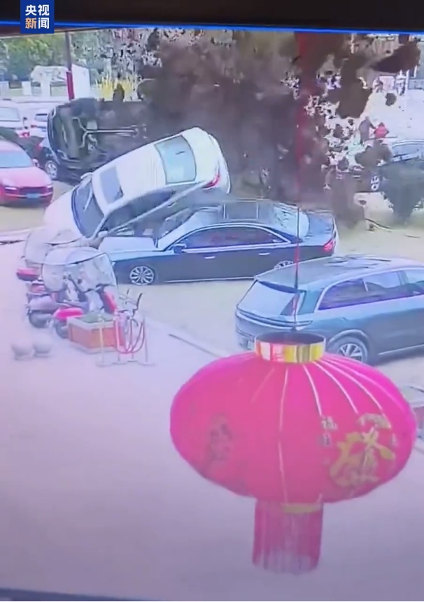 3个孩子放鞭炮引燃化粪池，现场一片狼藉……