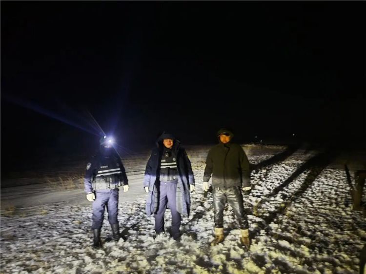 一个都不能少！零下30摄氏度，夜行3小时，民警冒雪帮牧民寻回336只羊！