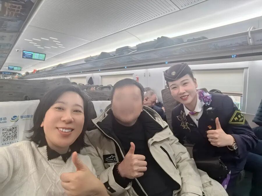 开往上海列车上,脑垂体瘤术后患者面色惨白、手脚冰凉,刚领完奖的她挺身而出 开往上海列车上,脑垂体瘤术后患者面色惨白、手脚冰凉,刚领完奖的她挺身而出