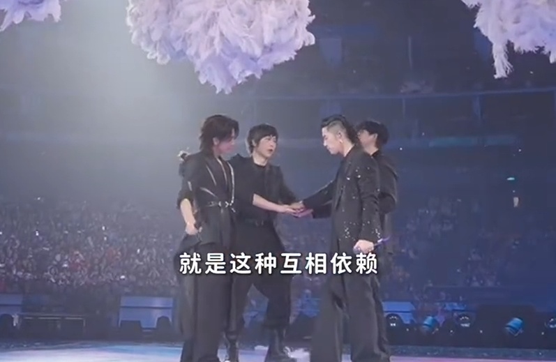 F4演唱会周渝民无法站立唱歌?本人回应 F4演唱会周渝民无法站立唱歌?本人回应