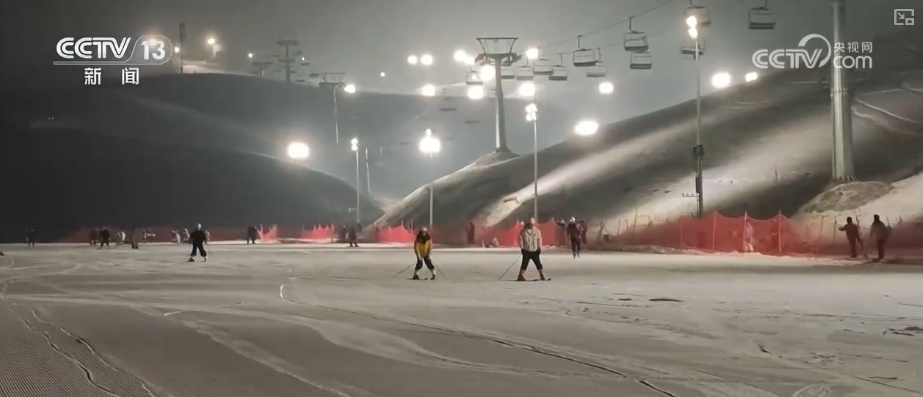 “滑雪+”激活复合式需求释放消费潜力 创新场景“错峰夜滑”“南国雪乡”圈粉留人 “滑雪+”激活复合式需求释放消费潜力 创新场景“错峰夜滑”“南国雪乡”圈粉留人