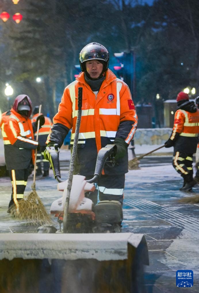 长春:积极应对降雪降温 长春:积极应对降雪降温