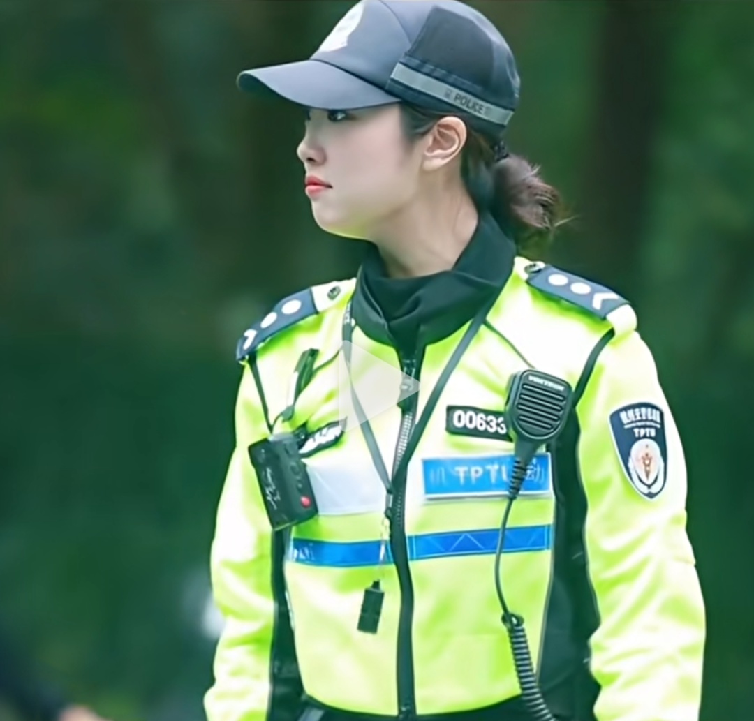 北京鼓楼“追风玫瑰”、杭州西湖“兔子警官”……今天你们是顶流！