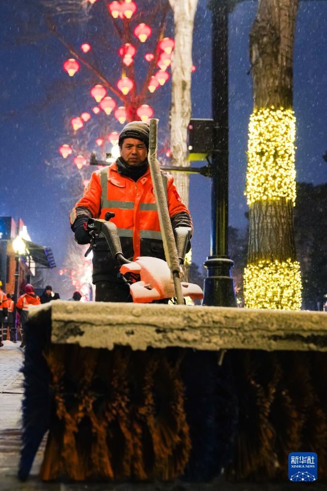 长春:积极应对降雪降温 长春:积极应对降雪降温