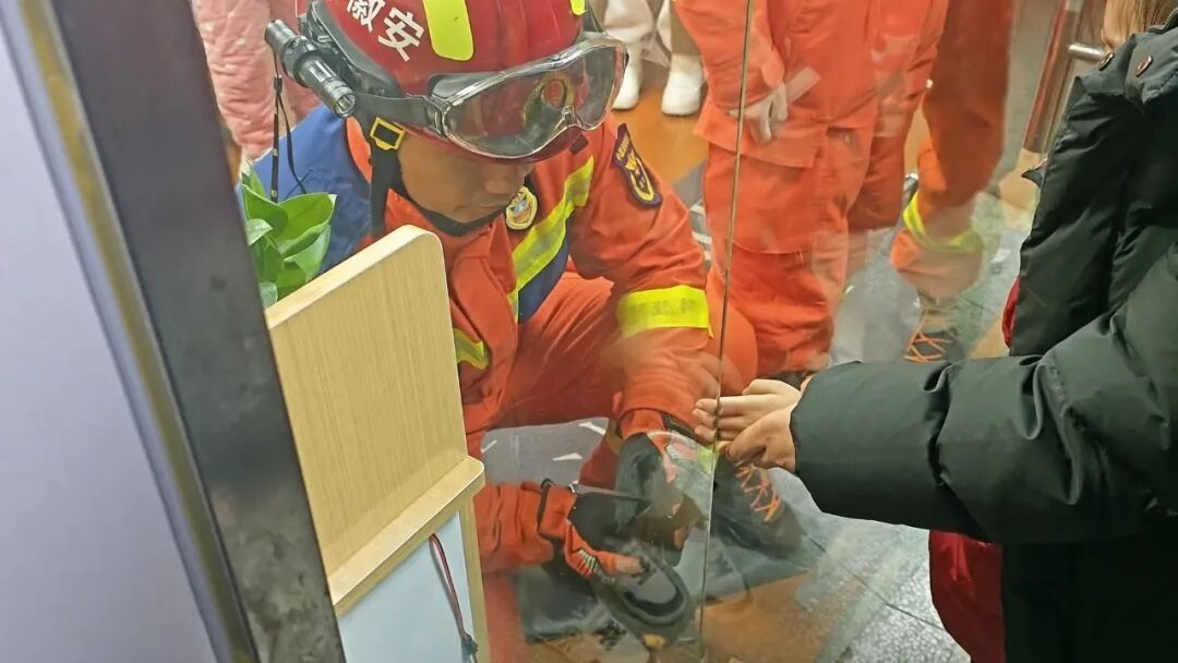 “我是不是活不了了！”培训机构外出传出女孩哭诉声