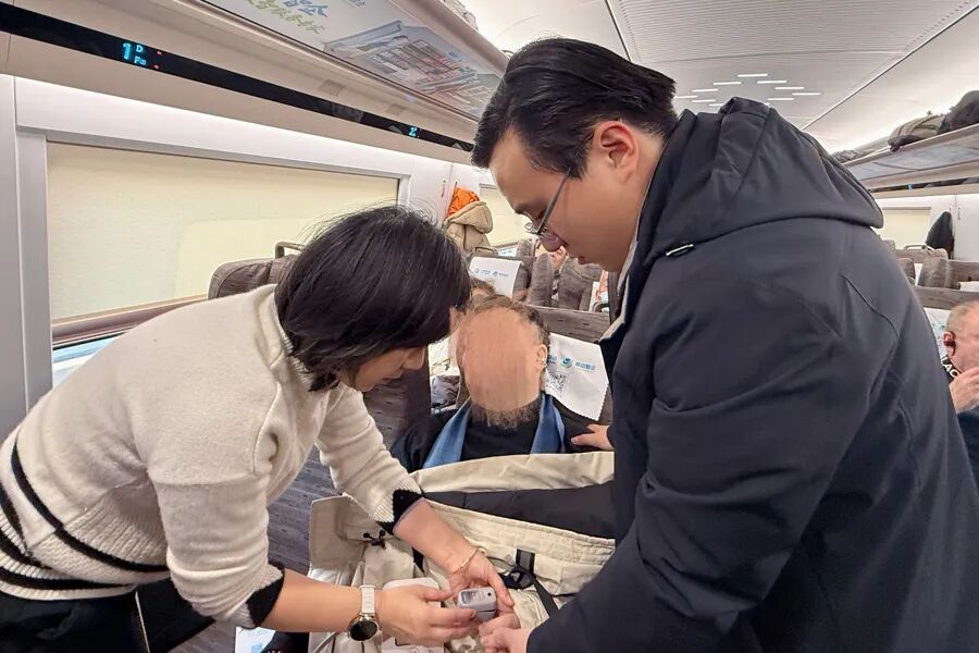 开往上海列车上,脑垂体瘤术后患者面色惨白、手脚冰凉,刚领完奖的她挺身而出 开往上海列车上,脑垂体瘤术后患者面色惨白、手脚冰凉,刚领完奖的她挺身而出