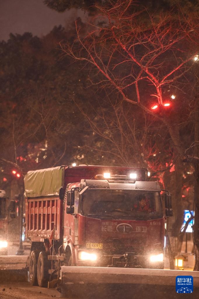 长春:积极应对降雪降温 长春:积极应对降雪降温