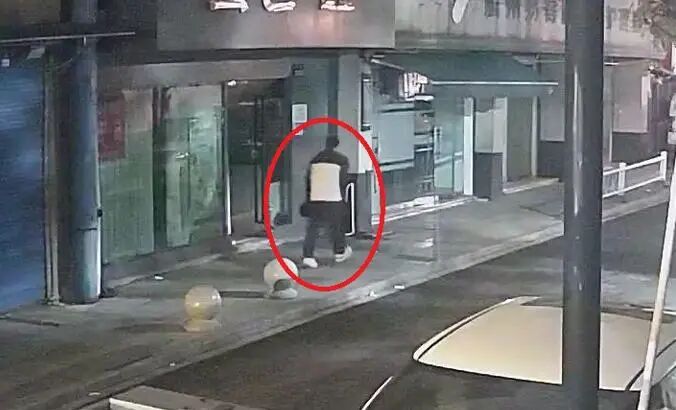 杭州男子深夜偷换商家收款码，想“躺赚”！9小时落网