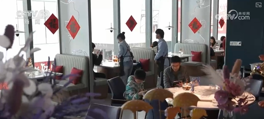 政府补、企业让,百姓乐享“焕”新!“真金白银”实惠助推跨场景消费再掀热潮 政府补、企业让,百姓乐享“焕”新!“真金白银”实惠助推跨场景消费再掀热潮