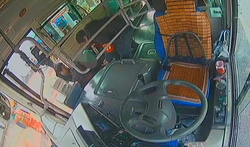 年过八旬的老人独自乘公交车险些摔倒,他们暖心全程护送 年过八旬的老人独自乘公交车险些摔倒,他们暖心全程护送