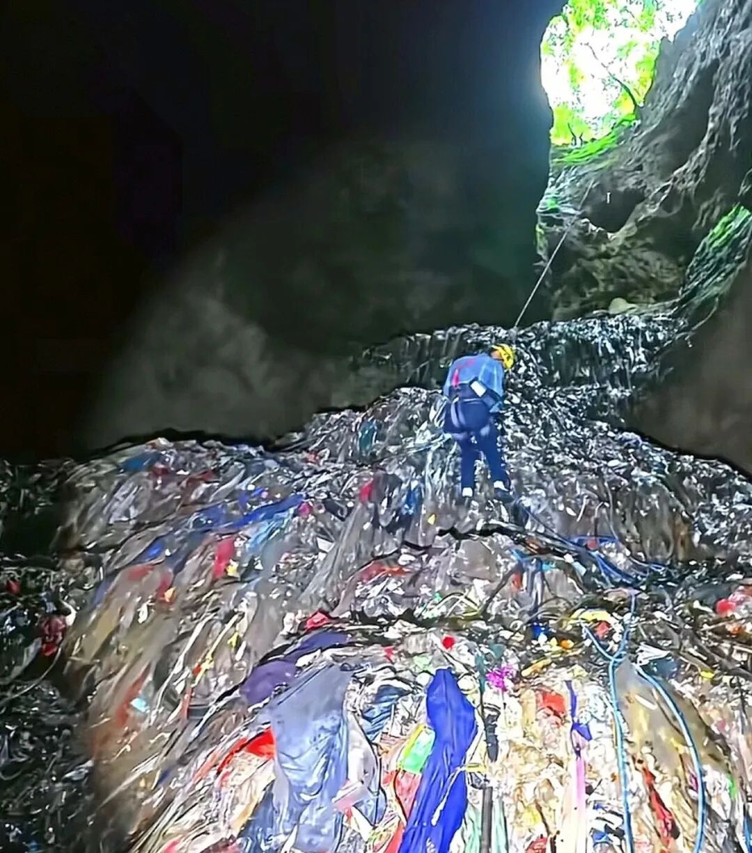 溶洞里“追”垃圾的人 溶洞里“追”垃圾的人