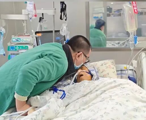 泪目!广东一男子在ICU为临终母亲举办小提琴演奏会,感动全网 泪目!广东一男子在ICU为临终母亲举办小提琴演奏会,感动全网