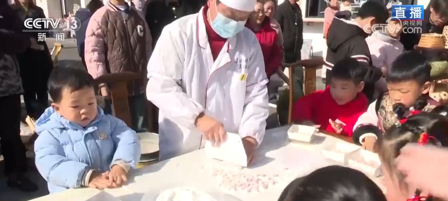 新年伊始消费升温年货市集火热 “顶流”美食满足味蕾活跃经济