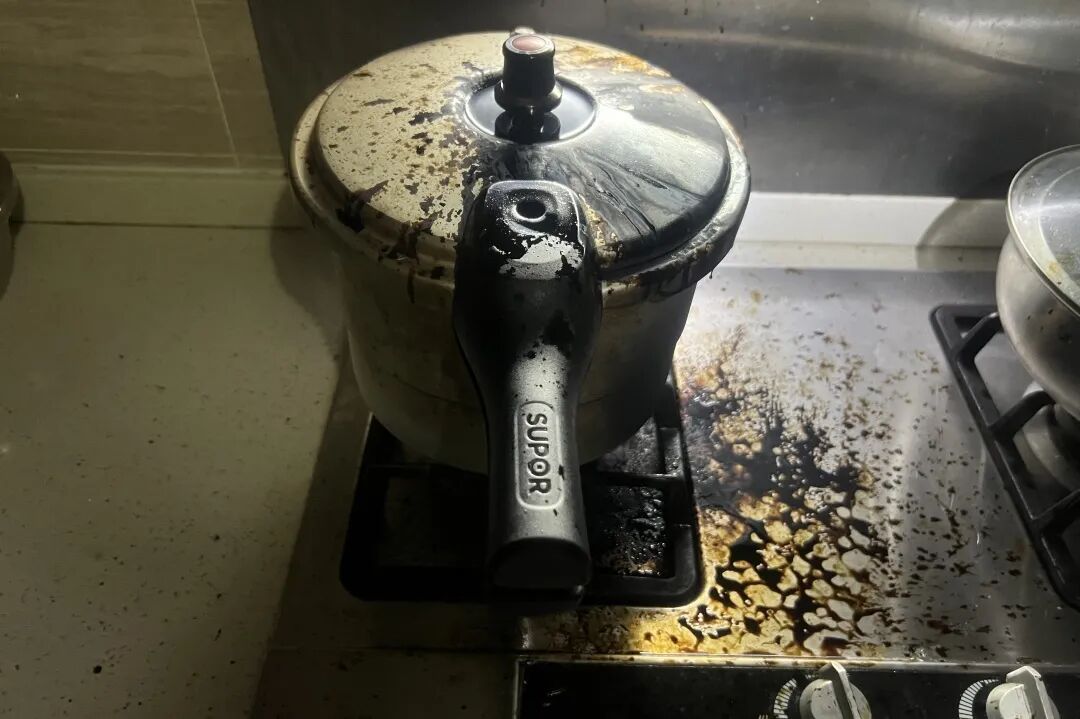 家中无人却冒浓烟?破门后这一幕让人脊背发凉…… 家中无人却冒浓烟?破门后这一幕让人脊背发凉……