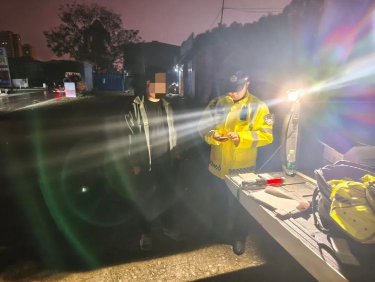 举动反常！广西一男子开车遇夜查，突然急刹车拐进加油站，当场被抓！