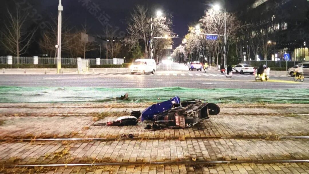 北京一男子醉酒骑车撞路肩，报警对方逃逸！结果“肇事方”竟是自己……