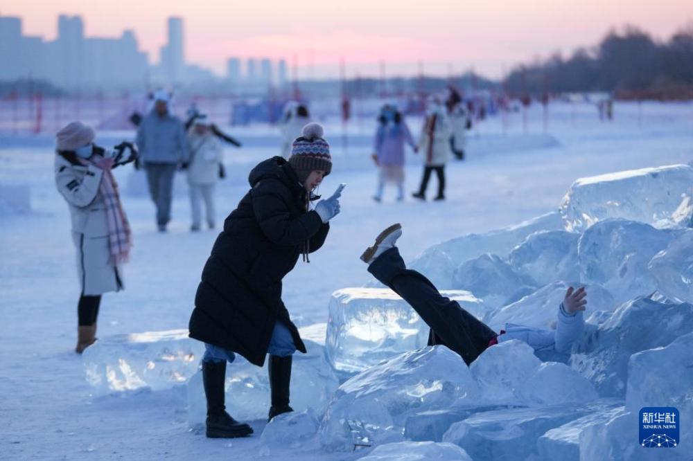 哈尔滨:“钻石海” 浪漫赏落日 哈尔滨:“钻石海” 浪漫赏落日