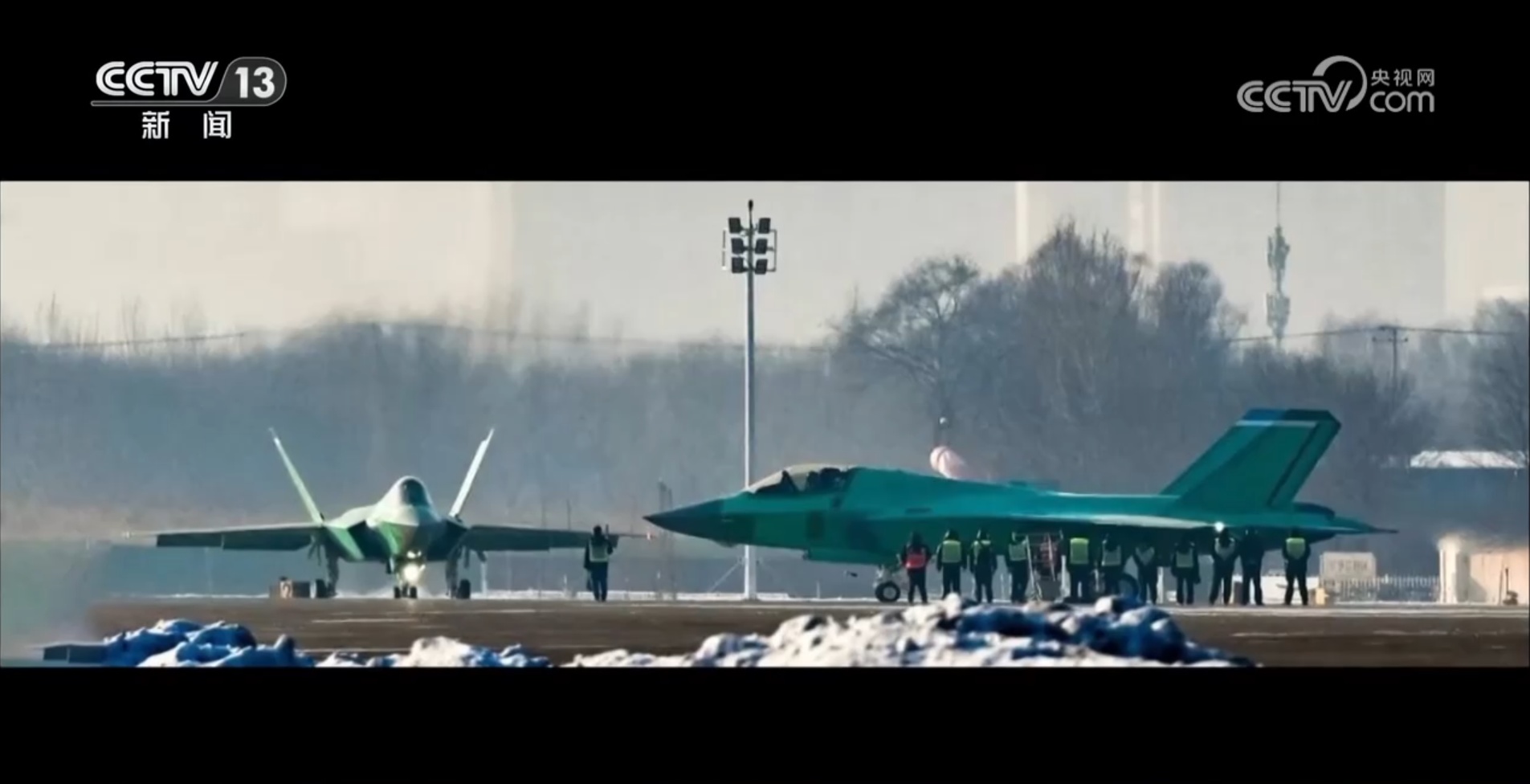 歼-35“新版”亮相 试飞机为何是“绿皮机”？