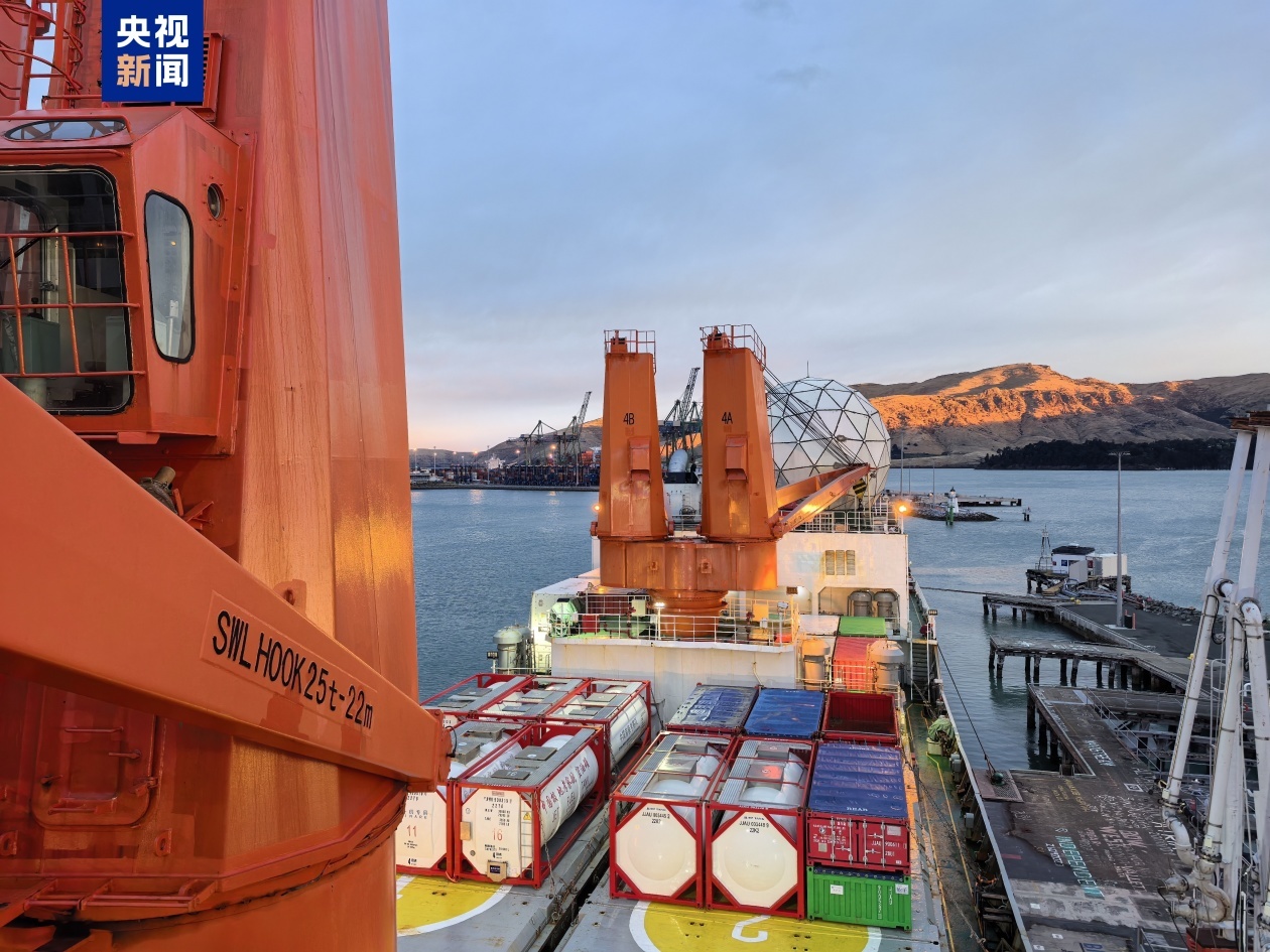 “雪龙”号靠港新西兰利特尔顿港 进行物资补给 “雪龙”号靠港新西兰利特尔顿港 进行物资补给