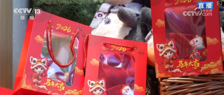 国潮点亮“年经济”服装消费热力足 “新中式”走俏马年主题配饰热销 国潮点亮“年经济”服装消费热力足 “新中式”走俏马年主题配饰热销