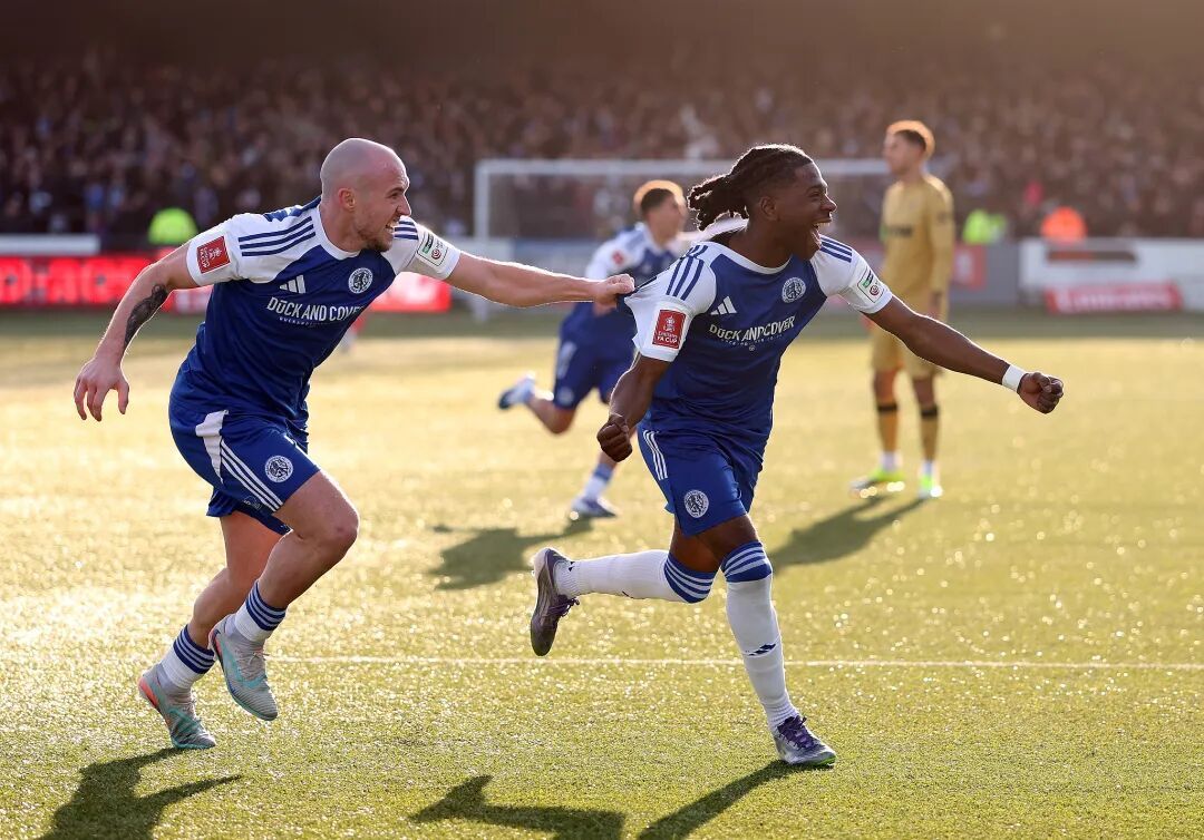 足总杯赛场 “大卫”击败“歌利亚”