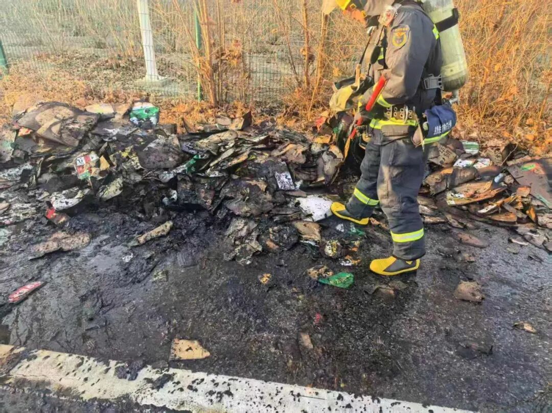 司机烟头随手扔 货车险被烧