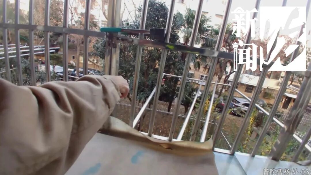 上海一居民醒来被惊到!眼前一片红色纸钞,"这是真的钞票啊..." 上海一居民醒来被惊到!眼前一片红色纸钞,"这是真的钞票啊..."