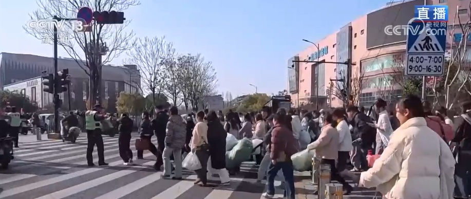 国潮点亮“年经济”服装消费热力足 “新中式”走俏马年主题配饰热销 国潮点亮“年经济”服装消费热力足 “新中式”走俏马年主题配饰热销