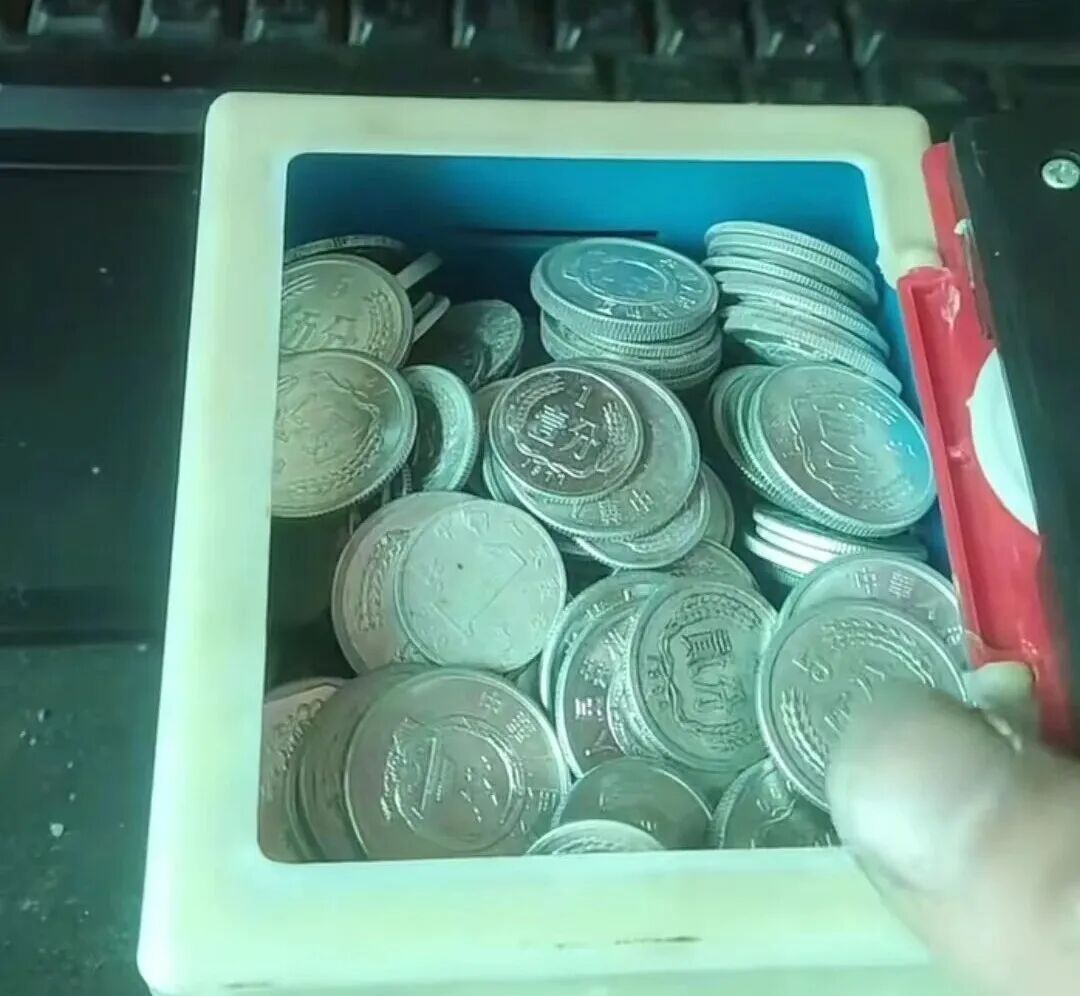 特别的“同款”照！女孩穿上妈妈儿时的衣服拍照 网友：像一场时空对话