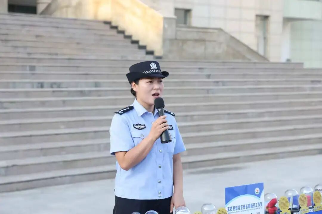 男子街头挥刀乱刺，女子一脚踢落凶器：脸上缝了30多针“不后悔”