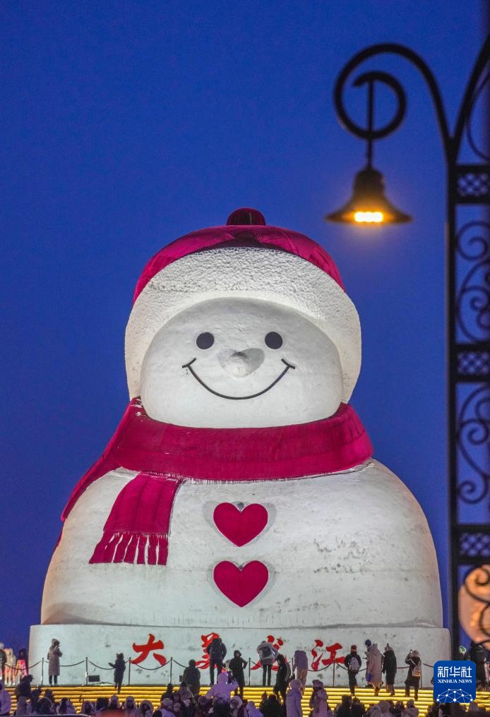 “尔滨”大雪人邂逅蓝调时刻