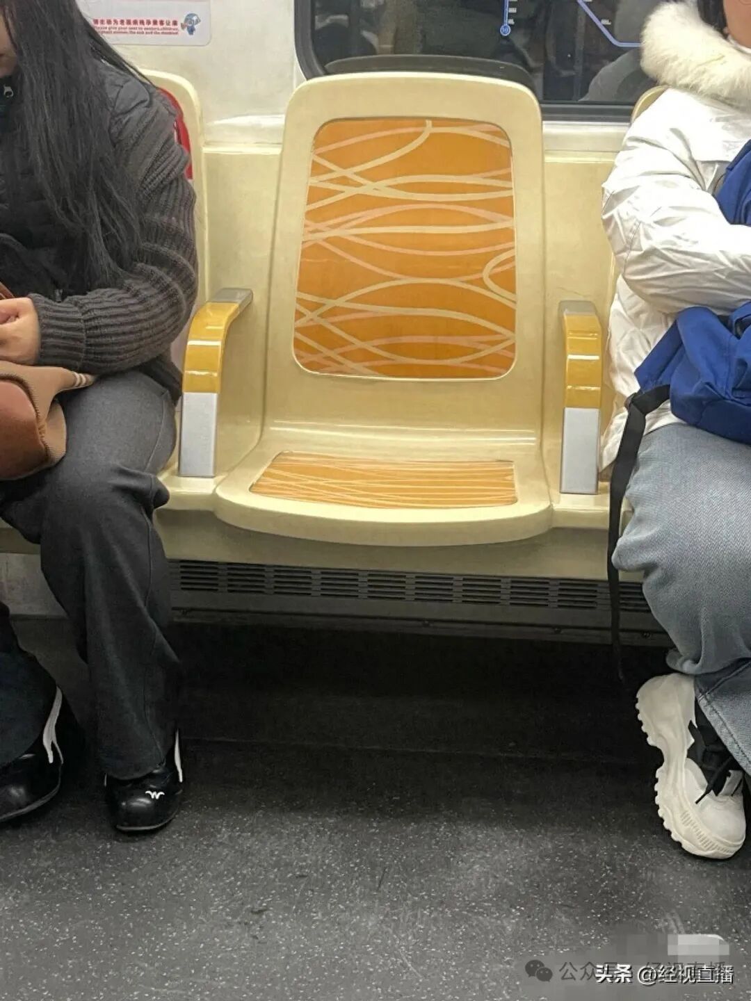 成都地铁“一人一座”火了！官方回应