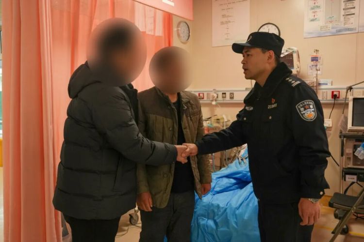 70秒!警察节清晨,他跃入刺骨河水…… 70秒!警察节清晨,他跃入刺骨河水……