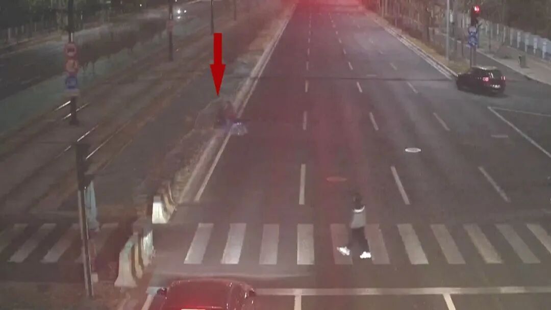 北京一男子醉酒骑车撞路肩，报警对方逃逸！结果“肇事方”竟是自己……