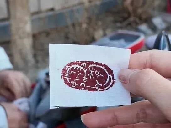 接单第二，接娃第一！北京“刻小猫章大爷”爆火背后，这份人间清醒更难得