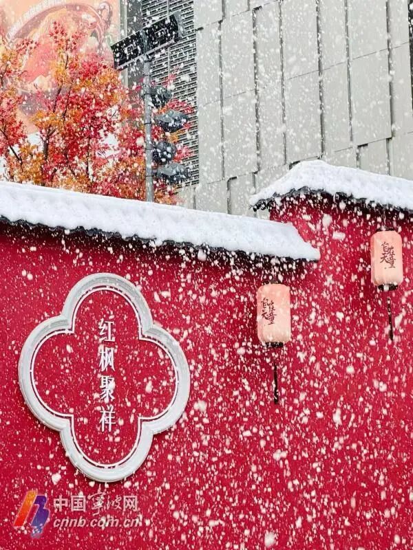 宁波首座地铁口庭院开放,每逢整点还有人造雪花 宁波首座地铁口庭院开放,每逢整点还有人造雪花
