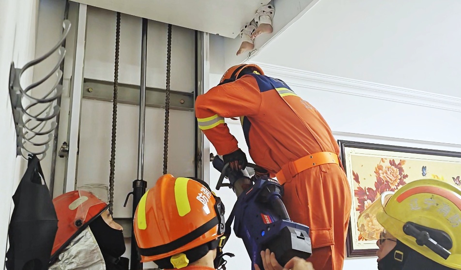 天花板上伸出一双小脚丫，家长看见后秒报警