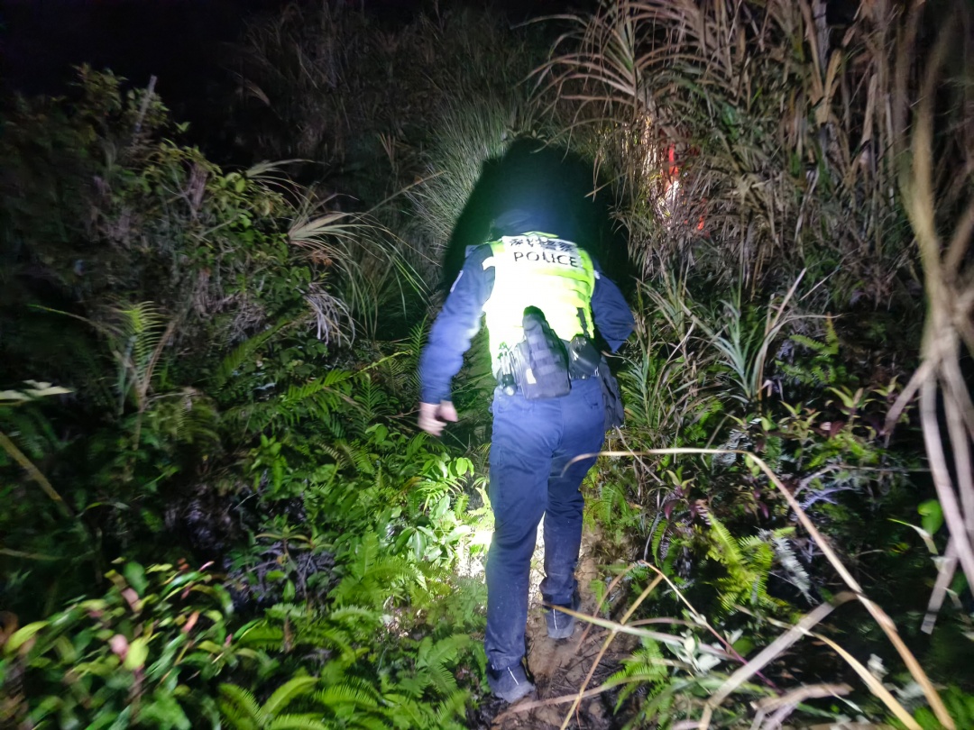 一男子登山被困密林!无人机出动,深圳多部门2小时“海陆空协同”救援 一男子登山被困密林!无人机出动,深圳多部门2小时“海陆空协同”救援
