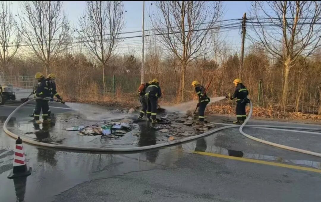 司机烟头随手扔 货车险被烧