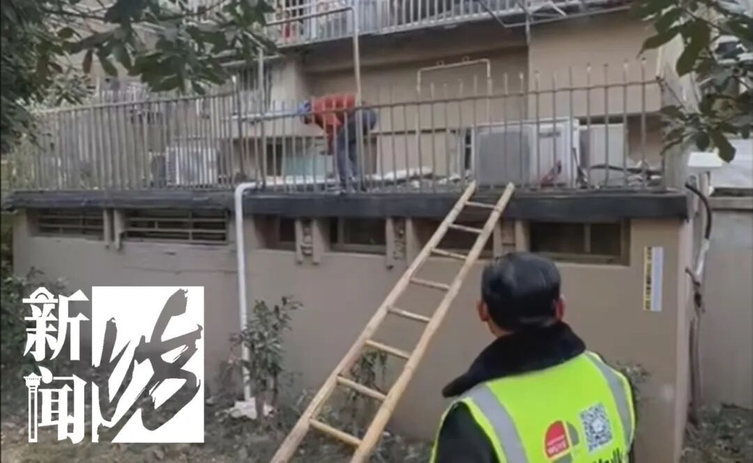 上海一居民醒来被惊到!眼前一片红色纸钞,"这是真的钞票啊..." 上海一居民醒来被惊到!眼前一片红色纸钞,"这是真的钞票啊..."